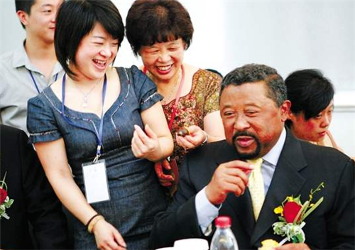 儿童相见不相识,笑问客从何处来——贺知章《回乡偶书》.