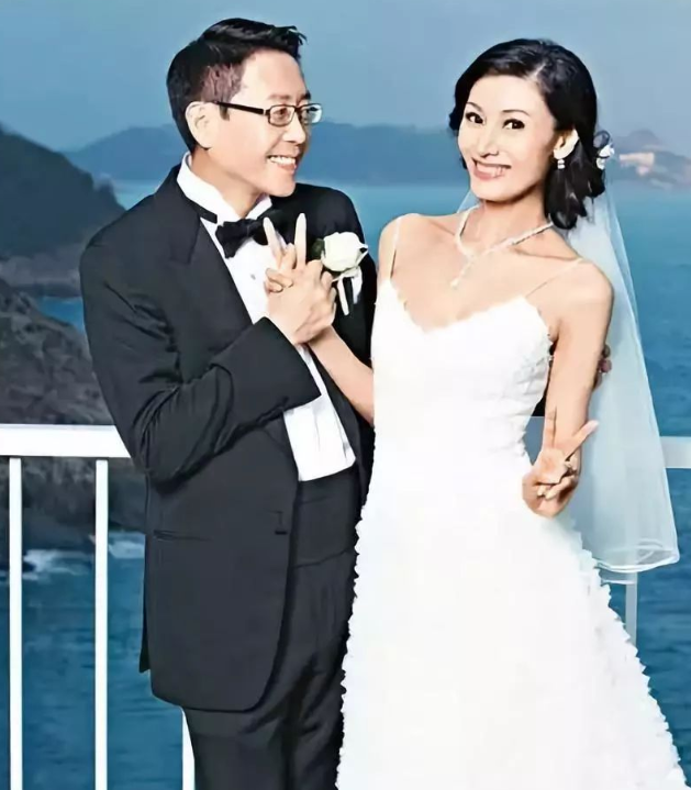 李嘉欣一家三口逛超市,右手牵儿子左手牵老公,谁还笑她迈错豪门?