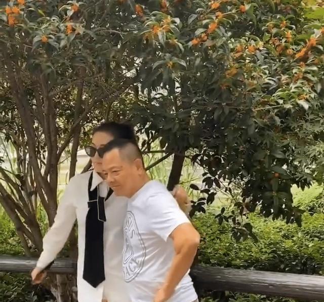 在查了相关信息后,她才知道这个女子是上海的,叫叶嘉怡.