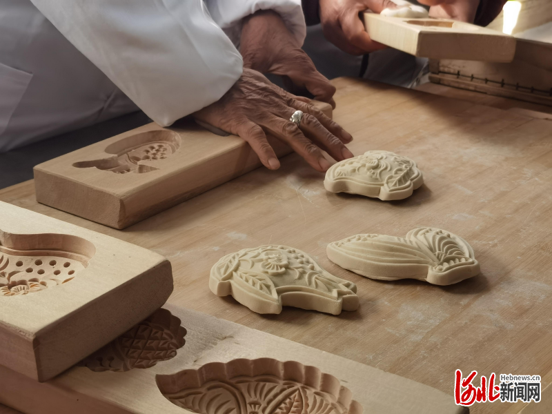 张常丰村村民正在制作面花.周颖摄