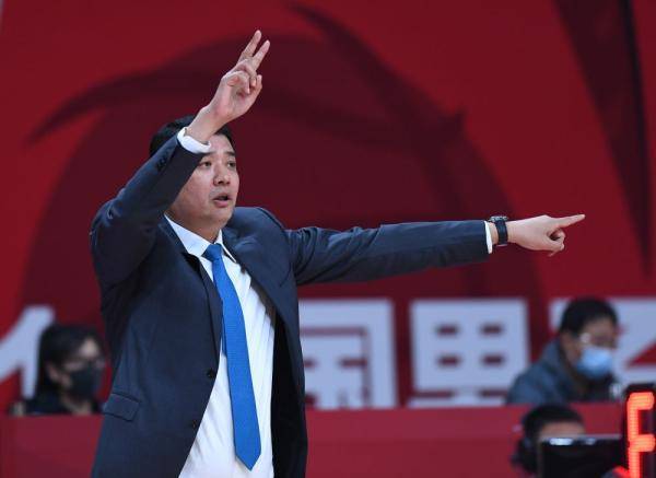 12月18日,山东西王队主教练巩晓彬在场边指挥.
