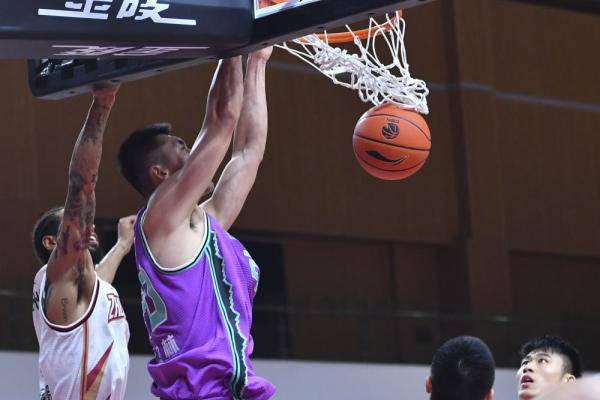 12月18日,山东西王队球员陶汉林(左二)在比赛中扣篮.