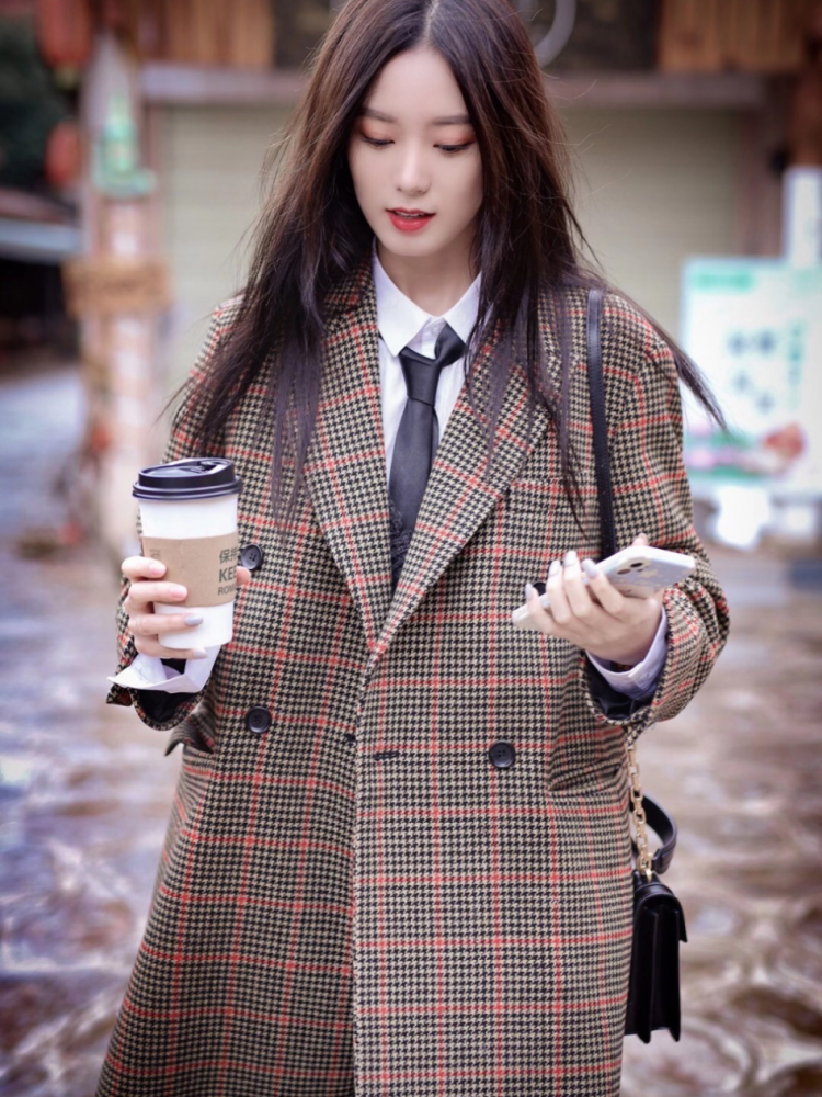 徐艺洋的冬季"娃娃风"搭配真抢镜!小熊外套搭牛仔裤,时髦又可爱