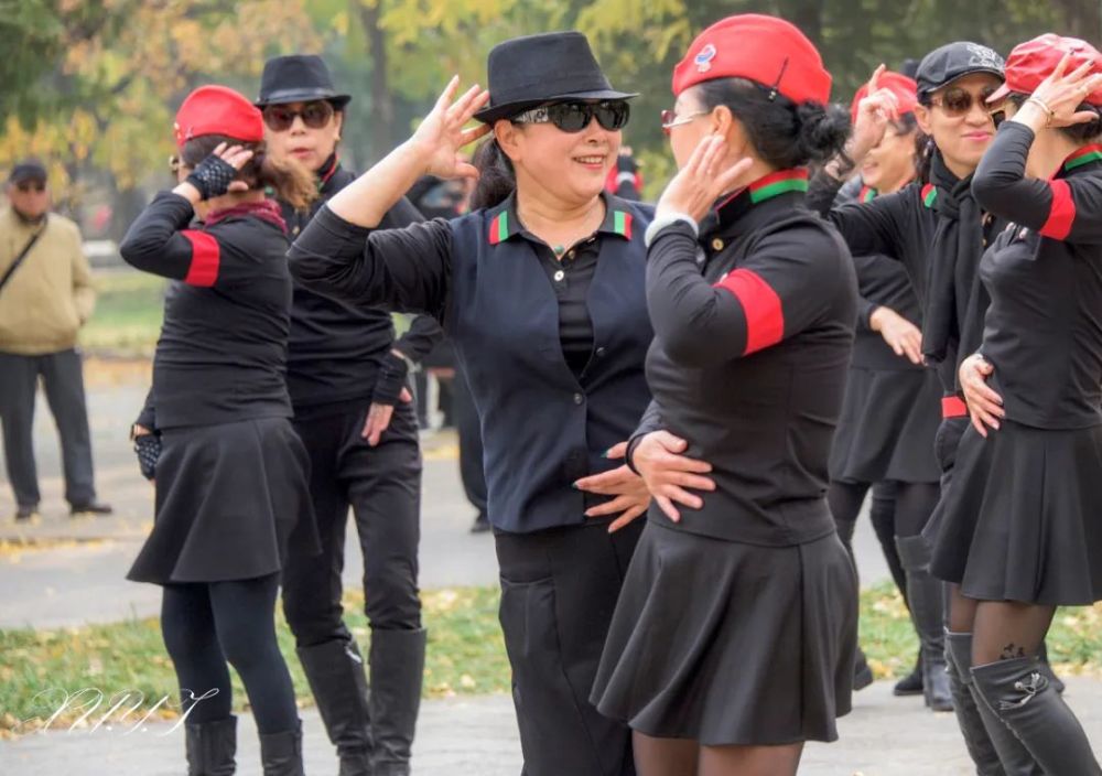 女士們穿著各種各樣的兵服,表演現在最流行的水兵舞.