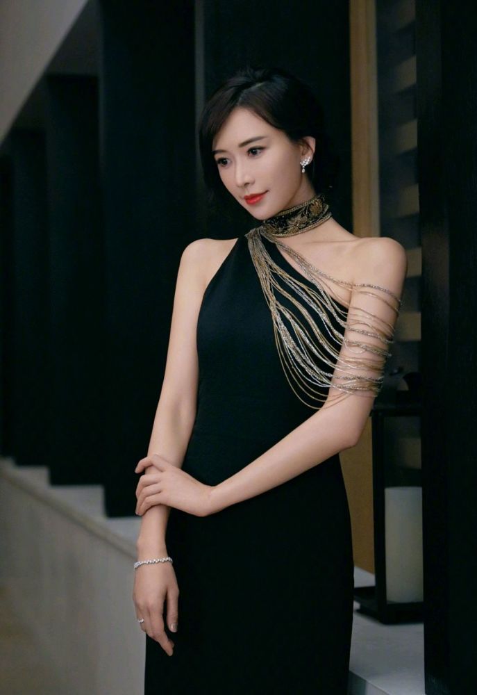 林志玲生图太可了!穿深v领连衣裙女人味十足,哪里像奔五的年纪
