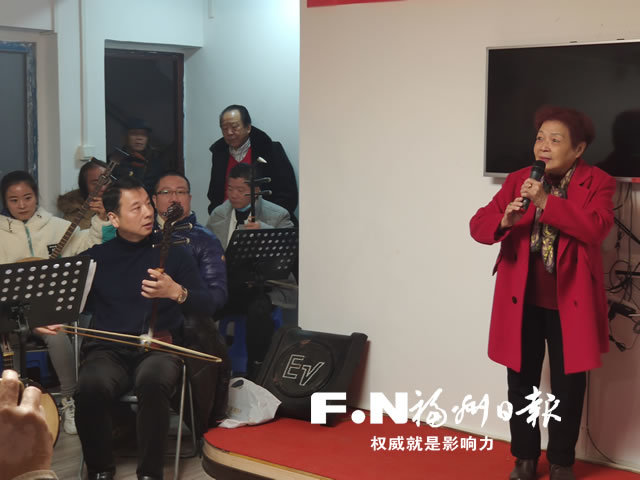 著名闽剧表演艺术家林淑英上台表演.