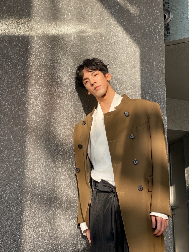 洪浚嘉晒同学聚会照,杨采钰周冬雨同框出镜,周冬雨包