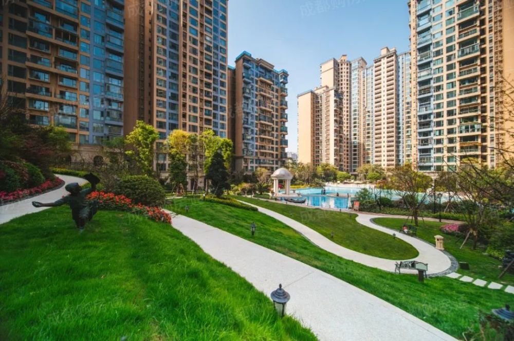 且一二期还采用了围合式布局,拥有更加充足的中庭空间,最大楼间距超