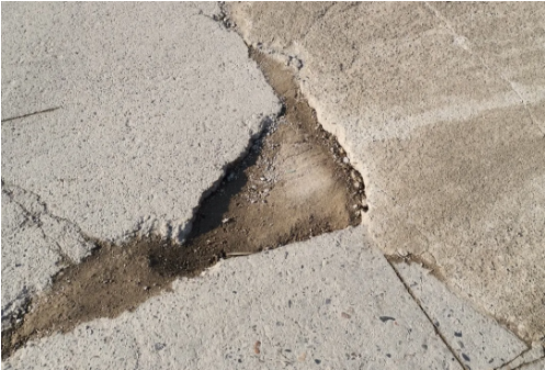 路面塌陷而且到处坑坑洼洼