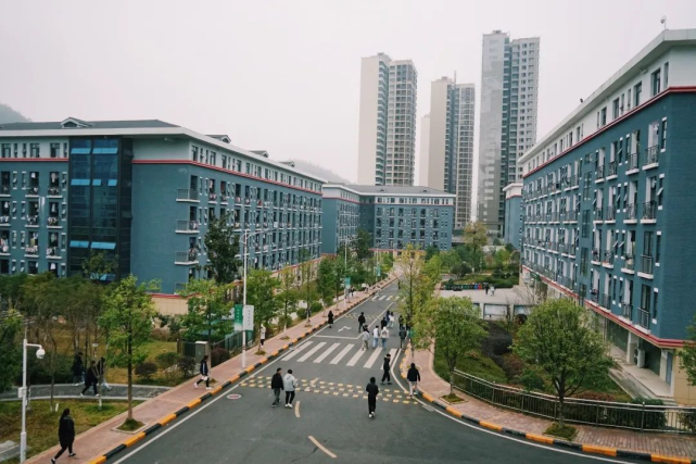 清镇职教城贫困学子们的求学路|苗族青年的心愿