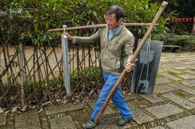 或许是"挑山工"的标配,除了扁担,每个人都还备有另一根手腕粗的木棍