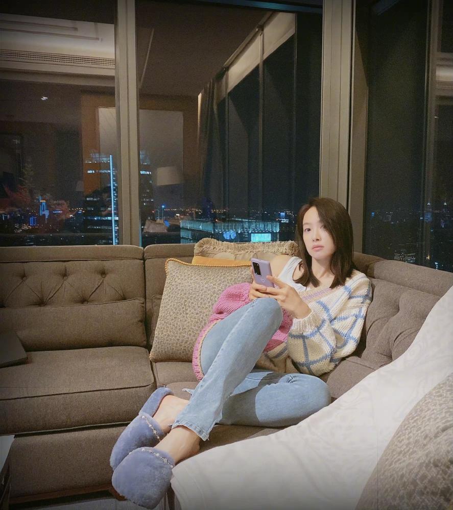 宋茜穿针织衫躺沙发解锁下雨天新姿势毛绒亮钻拖鞋亮了