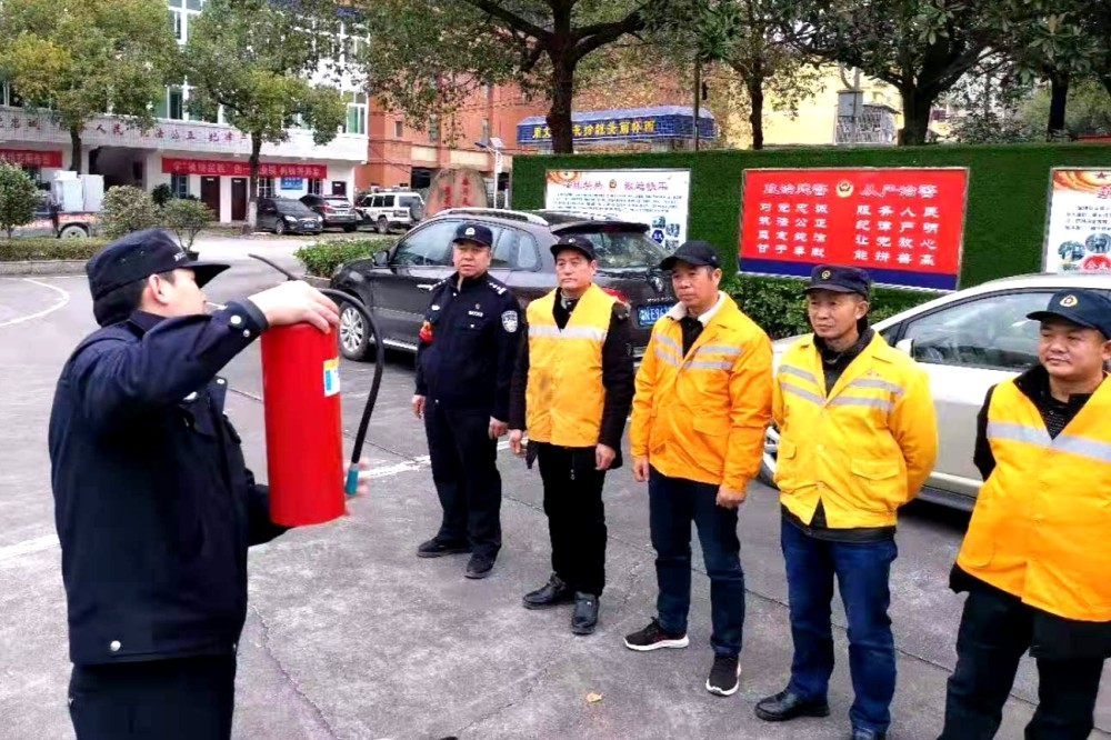 怀铁民警火光里练出消防精兵