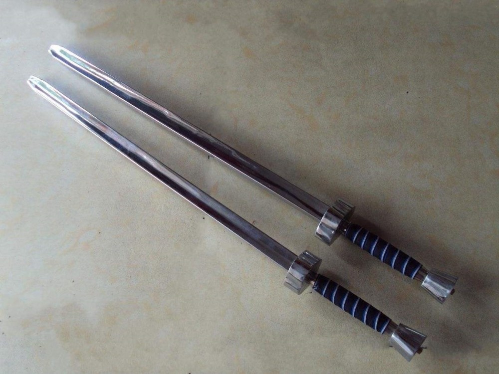 老外测试中国"四棱锏"威力:一箭刺穿生猪,打碎大石头