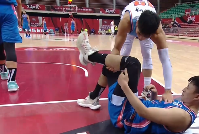 对手倒地抽筋谁注意于德豪暖心举动获官博怒赞已成联盟榜样