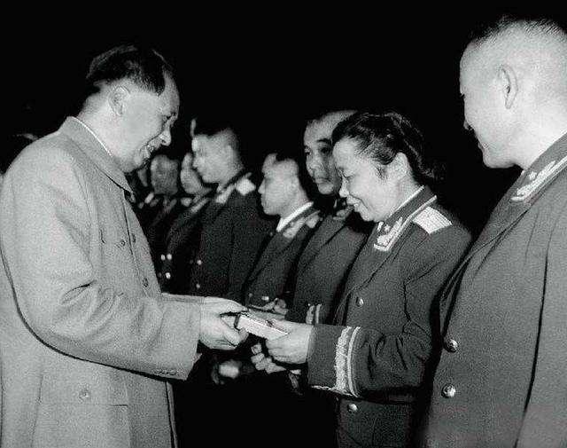 李贞6岁曾是童养媳后来成首位女将军丈夫是学历最高的上将