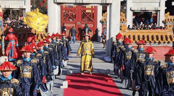 清朝官员为何在上朝之前不吃不喝,还要排空肚子?看完会同情他们