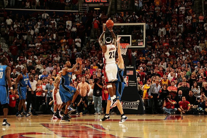 詹姆斯绝杀前段时间,欧文因为在恭维队友杜兰特关键球能力的时候,无意