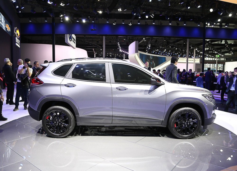 灯光部分,獠牙式led日行灯搭配锐光双元素led尾灯,点亮之后的照明效果