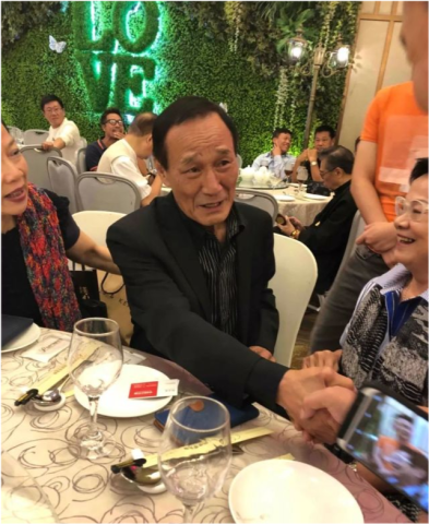 《等深线》记者 周远征 摄影陈慎芝的生日宴上,昔日对立的江湖猛人也