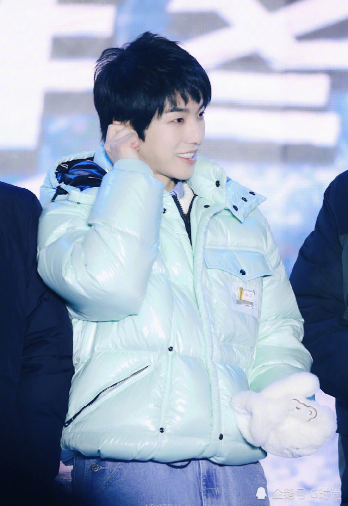 华晨宇身着薄荷绿羽绒服现身活动,温暖清新的色彩尽显阳光青春_腾讯