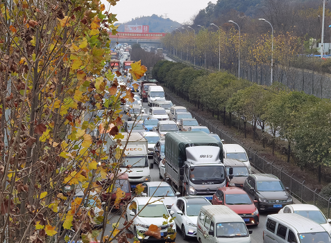 高峰期贵阳甲秀南路严重拥堵原来是因为它