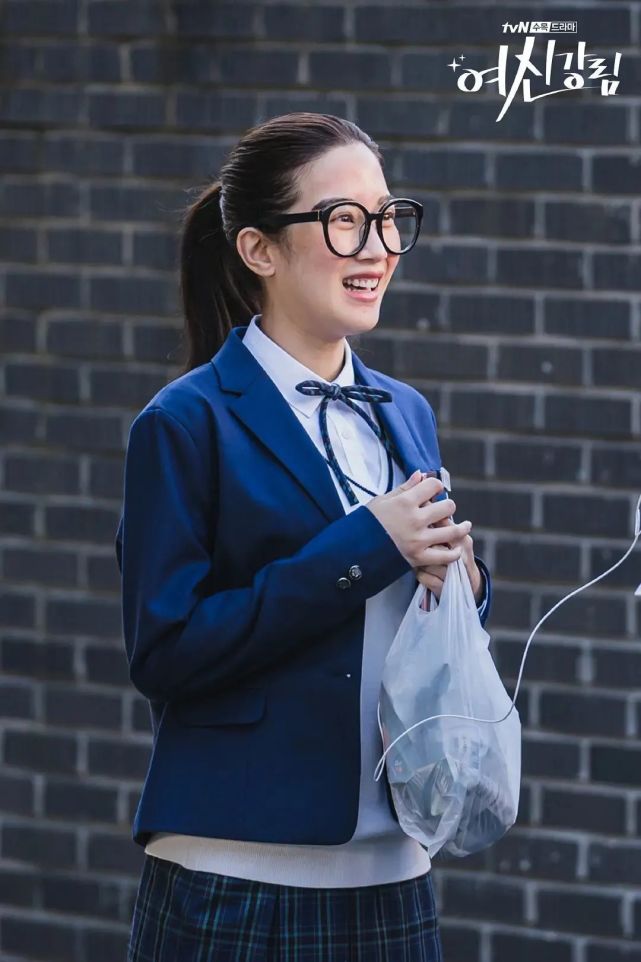 文佳煐饰演的任朱静在第一天转校后便化上了"初印象提高好感度妆"