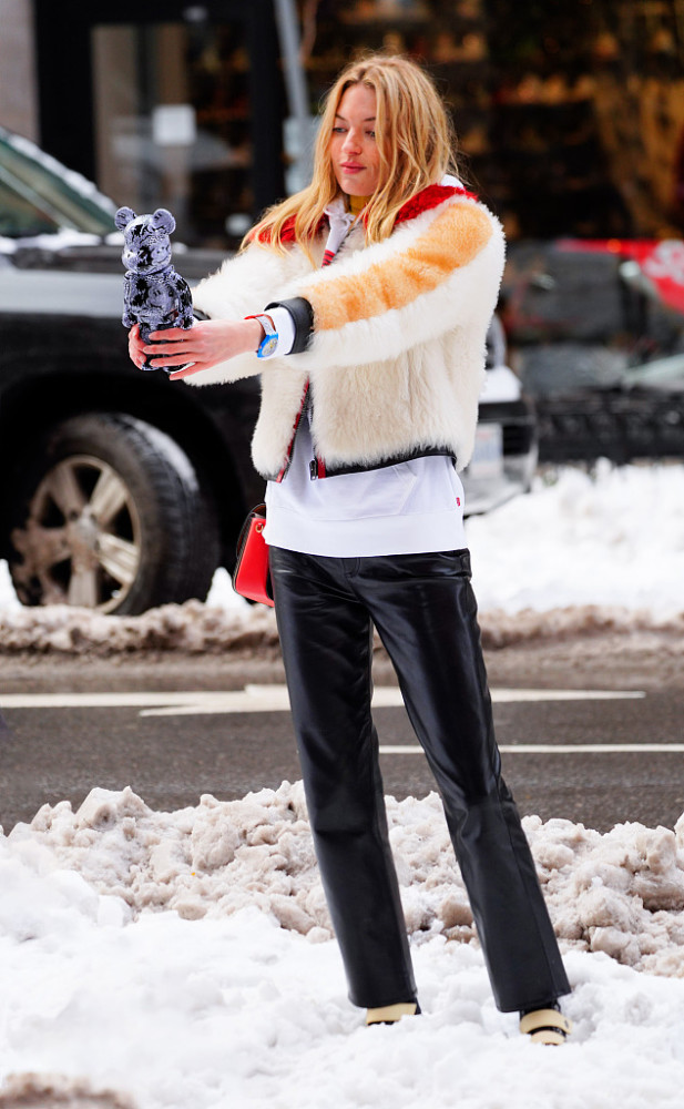 玛莎·亨特街拍:皮草外套搭配皮裤 米奇印花包童趣可爱_腾讯新闻