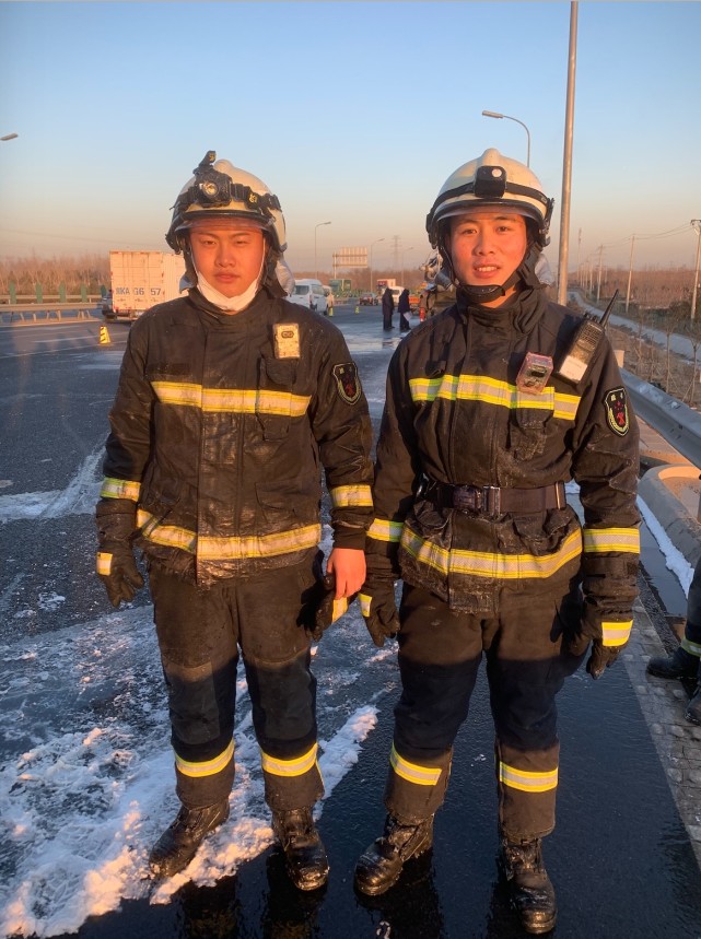 北京这些消防员的队服自己能"站"起来,真相让人心疼