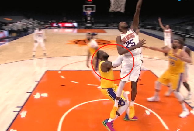 故意伤人詹姆斯推人动作惹争议没去询问也成了黑点他太难了