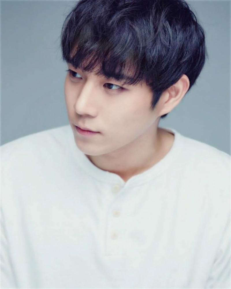 提到像姜栋元,其实感觉有时像,有时又不像~初期,金永大因神似演员姜栋