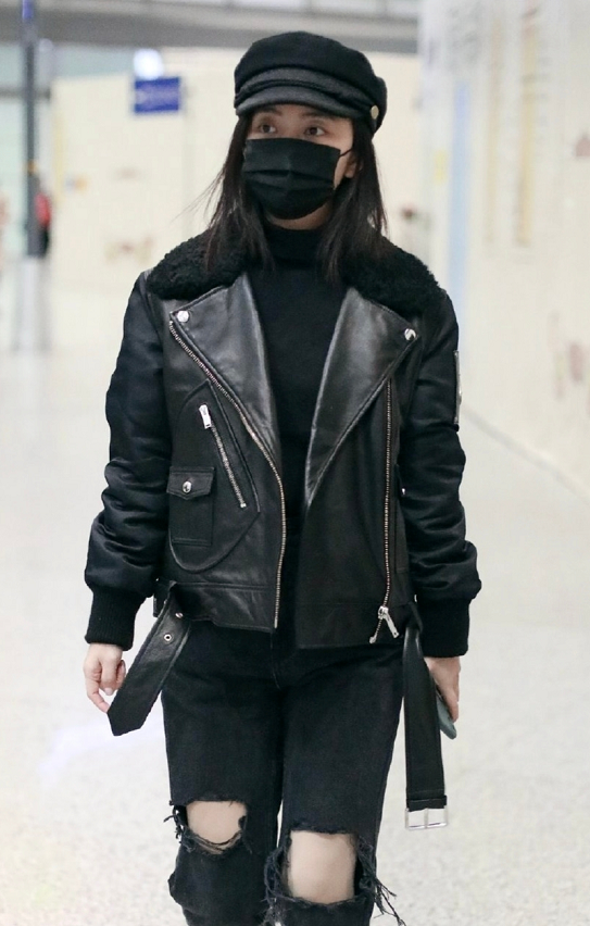 谭松韵也爱上了凹造型大冬天机场还穿破洞裤年轻果然任性