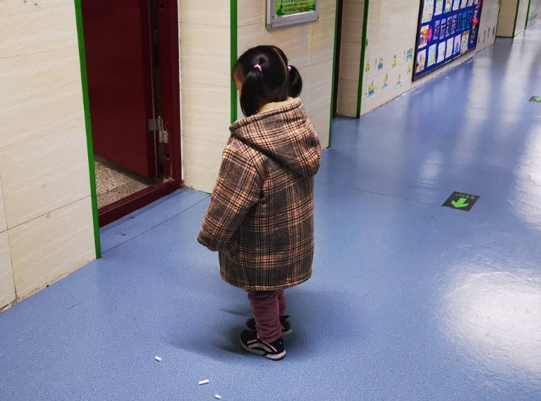 男孩上课偷看漫画被老师罚站5小时家长怒斥您配做老师