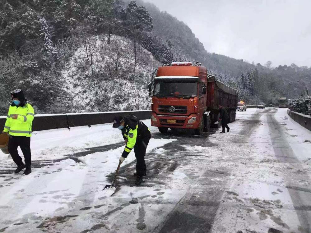 雅西高速泥巴山段交通恢复