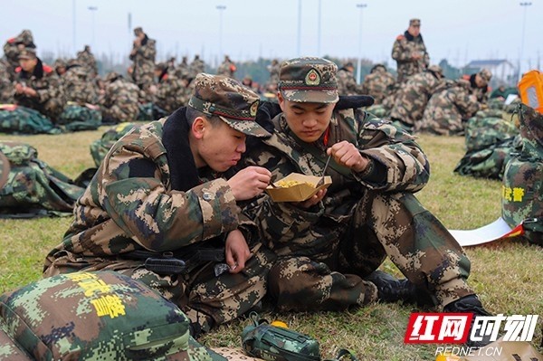 武警湖南總隊新兵團冬季拉練單兵自熱食品吃出了深刻感悟