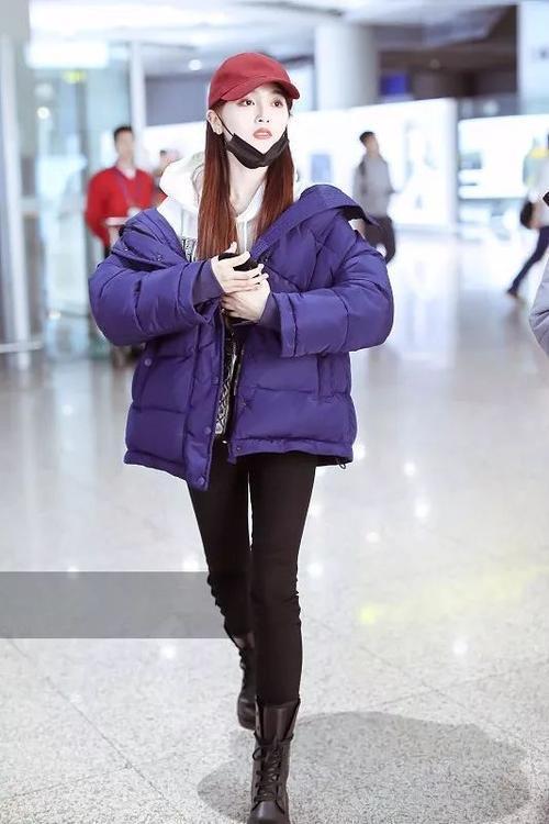 最近火了一种穿法叫羽绒服卫衣时髦保暖照着穿就很美