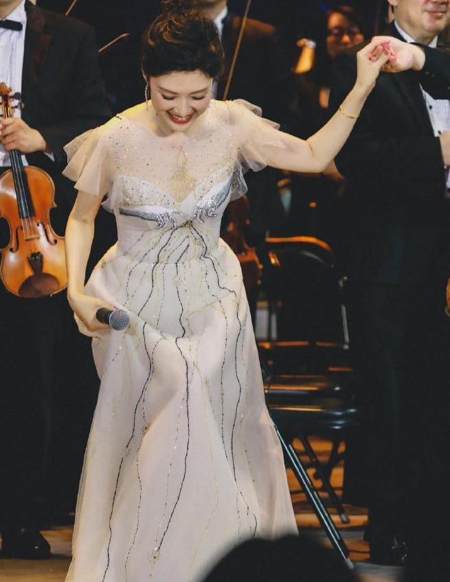 52岁周涛真是岁月美人,穿公主裙丸子头跳舞,谢幕公主蹲太惊艳_腾讯