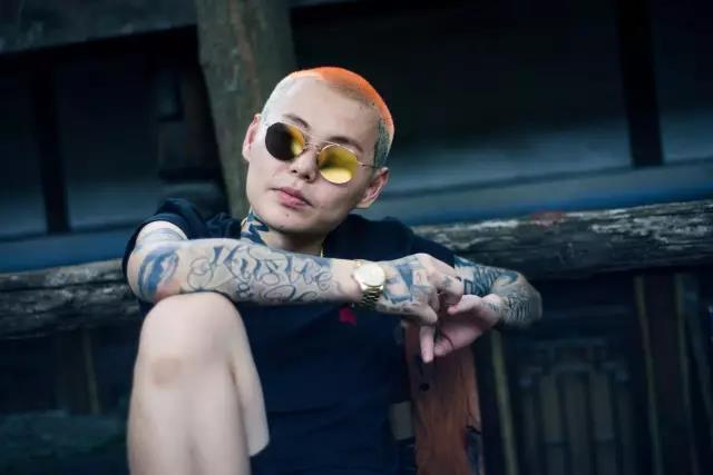 他当年因为一首《瓜老外》被直接禁演,所以导致的最直接的后果就是他