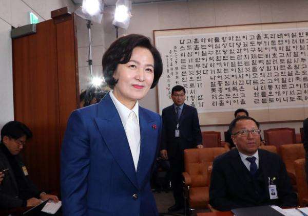 韩国史上第一次法务部长秋美爱人没死却有很多人为她送来花圈