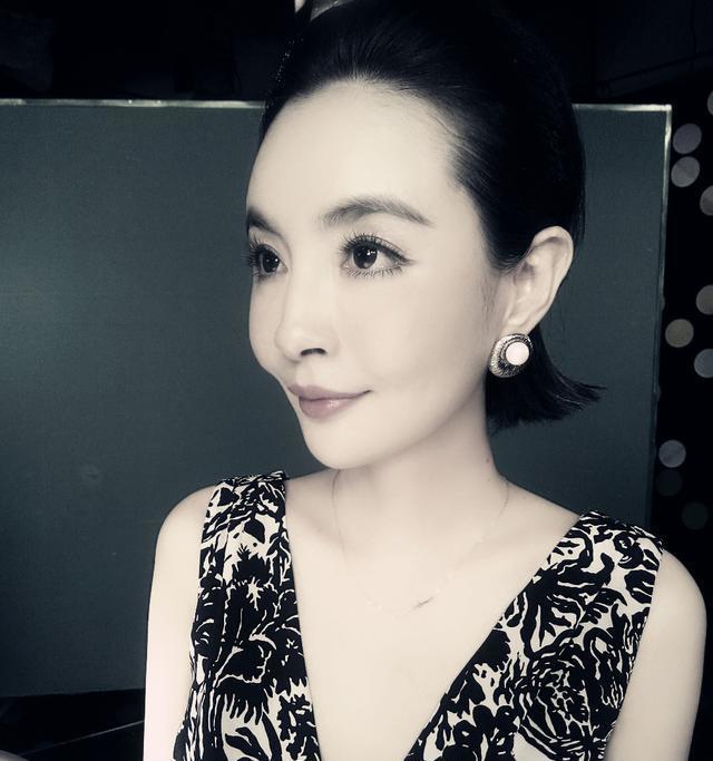 幸运的是,梁璐在高中毕业前夕的时候,去参加了一档英语演讲比赛,一举