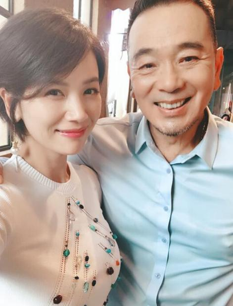 著名演员张晨光,为了娶她连送4年玫瑰花,为生子做试管婴儿_腾讯新闻