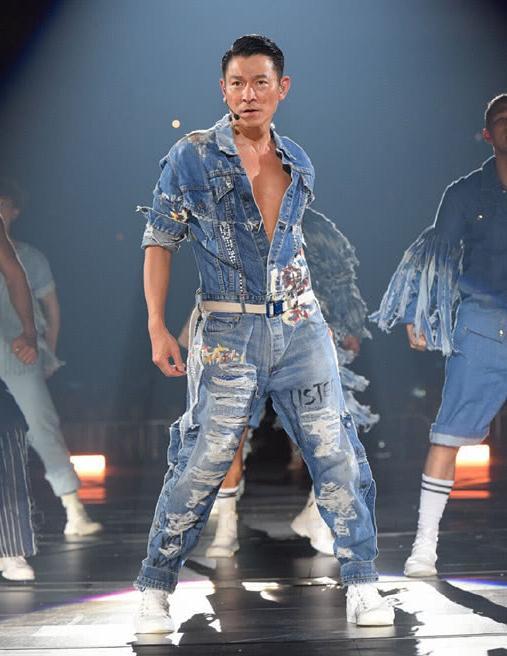 刘德华参加活动穿灰色风衣搭运动裤儒雅又不缺时尚感