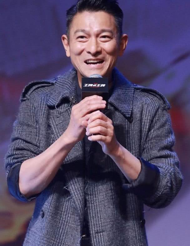 不管是演戏还是唱歌方面都有着很高的成就,如今59岁的刘德华虽然工作