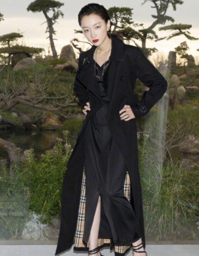 周冬雨登时尚芭莎一月封面冷艳红唇搭配利落短发气场十足