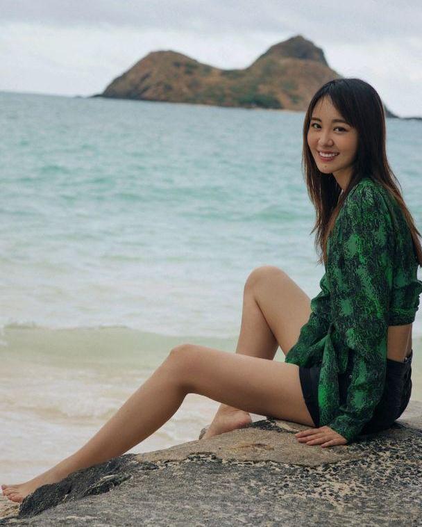 孙耀琦的沙滩照好美穿墨绿色上衣配牛仔热裤凹造型惊艳四座