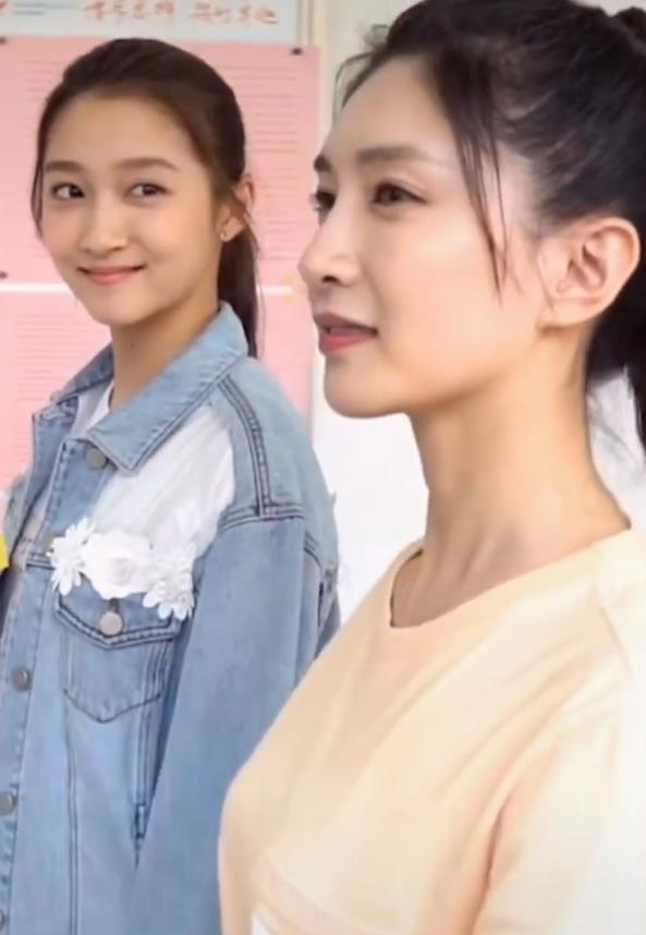 女星为啥走路也会专门学?看了江疏影与关晓彤并排走的仪态,真相了