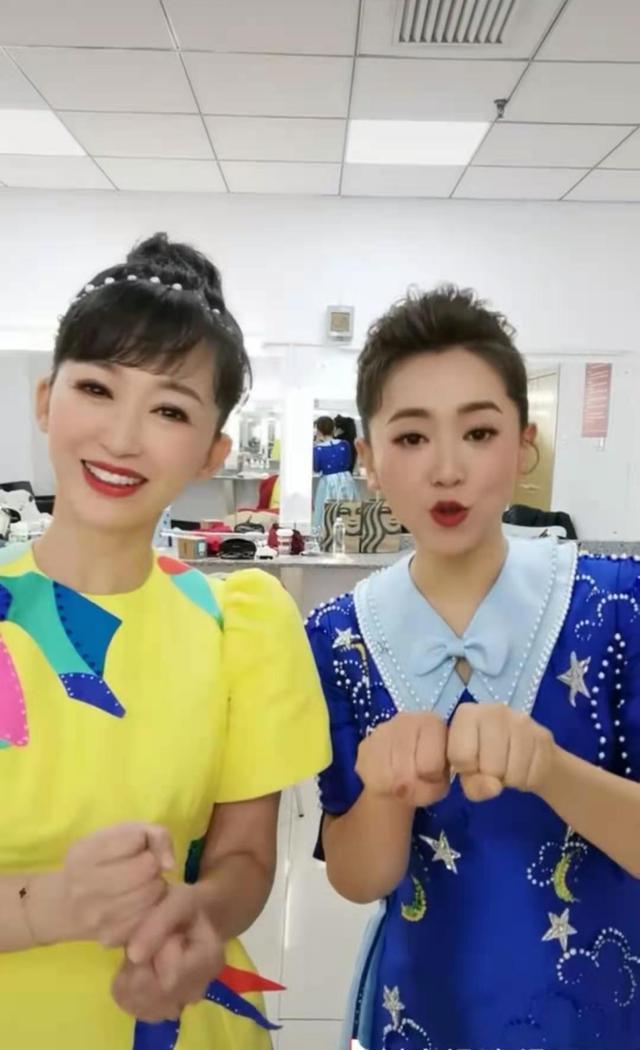 46岁小鹿姐姐近照似少女,17岁儿子长相老成,两人同框像姐弟