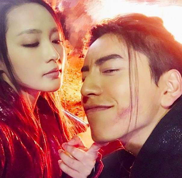 王大陆与李沁再同框晒趣味错位图马摘星吃狼仔配合默契