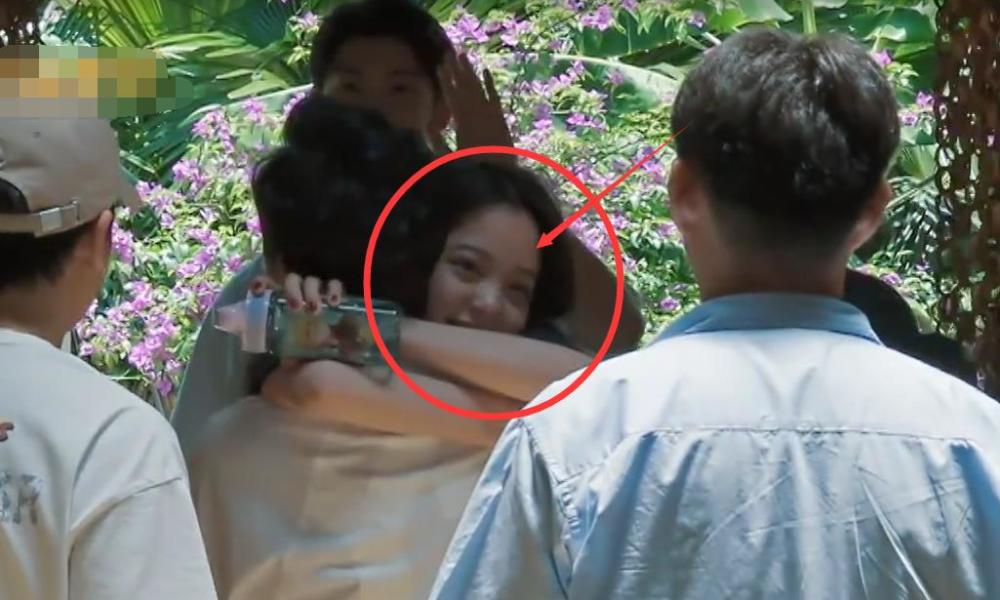 欧阳娜娜与何炅拥抱时,无意看到黄磊看向她,谁注意下意识的举动?