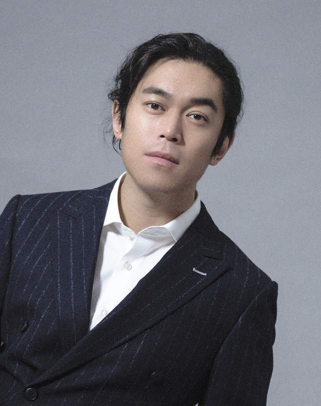 大秦赋最强配角尖嘴猴腮的郭开没想到现实中却那么帅